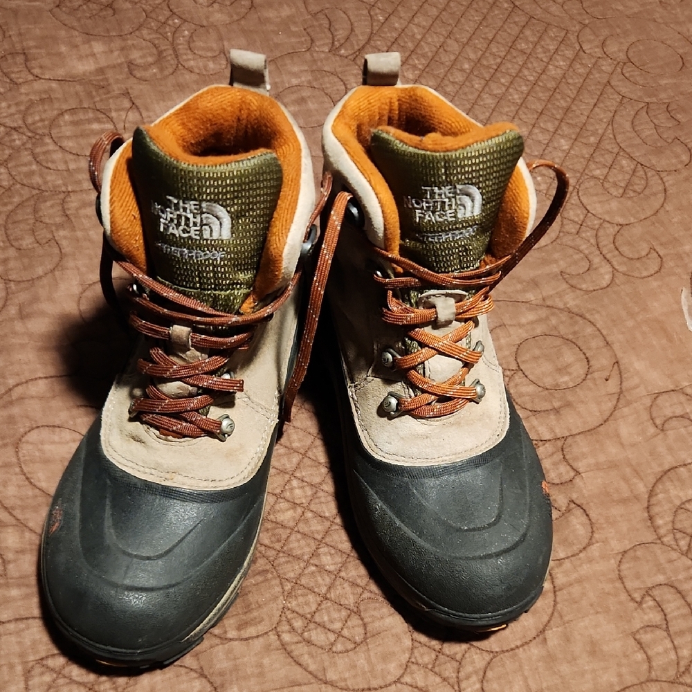 The North Face Kids  Black and Tan Rain/snow Insalated Boots. Sz Youth4. Gently